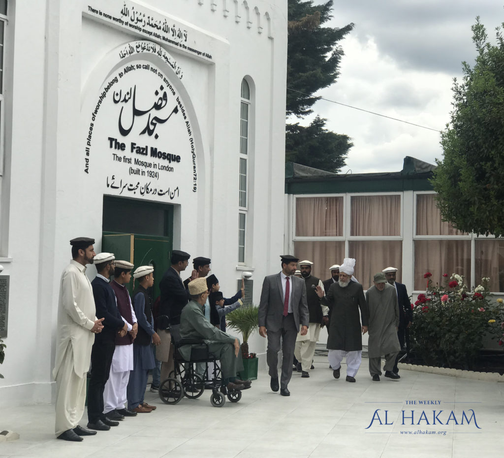 Huzoor visits Fazl Mosque after Eid Prayer 2 PIC 2