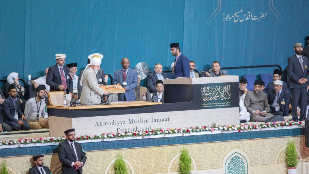 “Eternal blue skies of peace and prosperity” – Huzoor speaks to external guests at Jalsa Germany 2 2Q0A0497