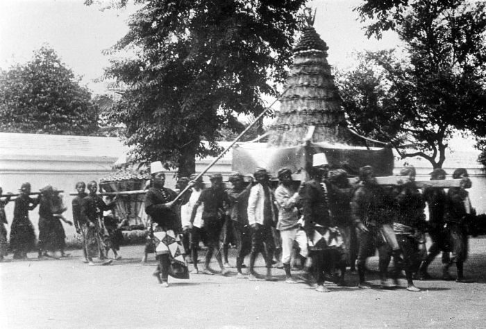 COLLECTIE TROPENMUSEUM In een optocht te Yogyakarta wordt een gunungan ceremoniële rijstberg gedragen ter gelegenheid van de Garebeg TMnr 10003399