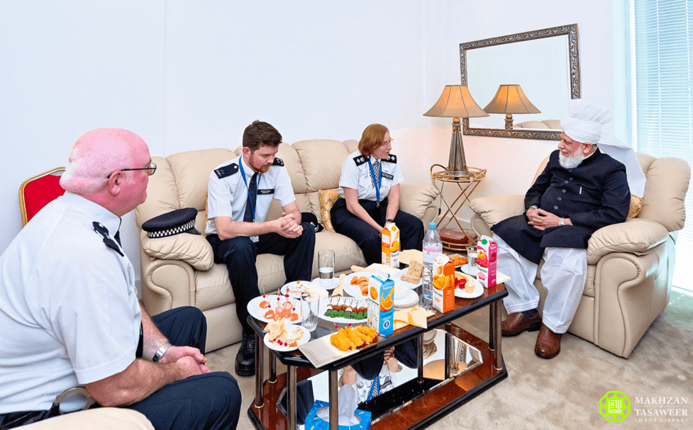 Leader of South West Metropolitan Police Meets Huzoor a.a.