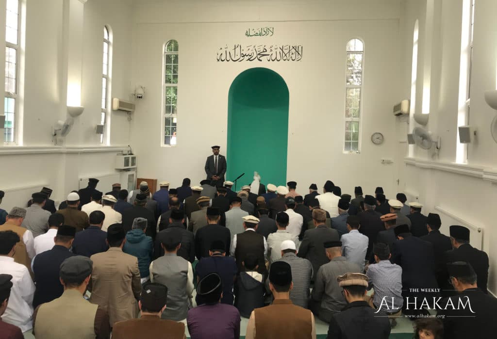 Huzoor visits Fazl Mosque after Eid Prayer