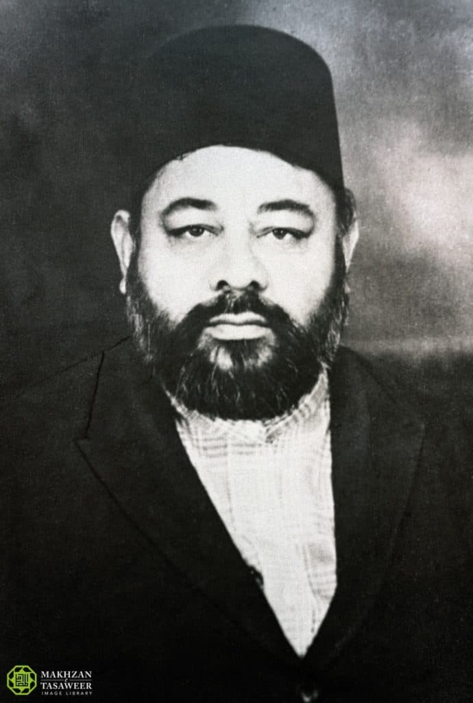 Flying high the standard of Islam – Liwa-e-Ahmadiyyat – the flag of the Jamaat