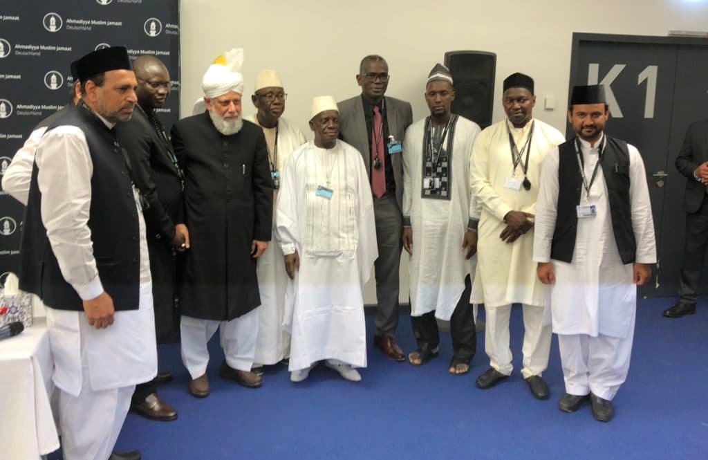 “We never withdraw our hand of friendship” – Foreign delegations meet Huzoor in Karlsruhe