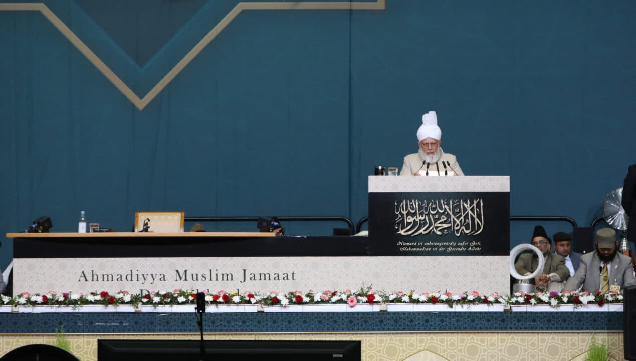 Introduce to the world your Prophet, the most excellent example – Huzoor delivers concluding address at Germany Jalsa