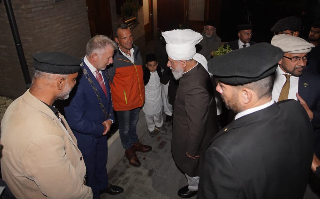 Hazrat Khalifatul Masih V a.a. arrives in the Netherlands