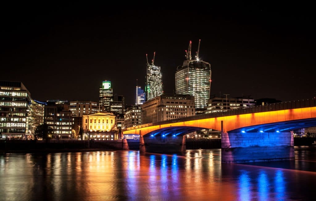 London Bridge calls to bridge the gulf