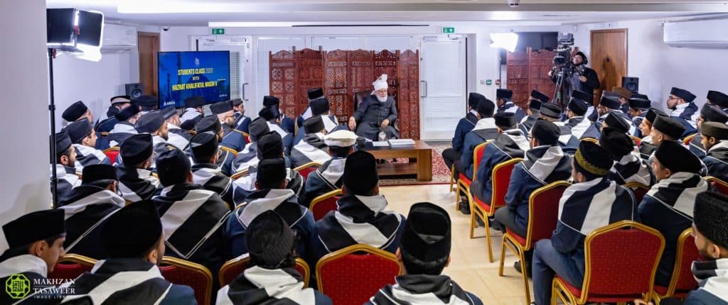 Canadian students seek guidance from Hazrat Khalifatul Masih