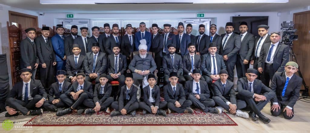 “Learn religion well and work to spread God’s religion” – Group from Germany meets Huzoor