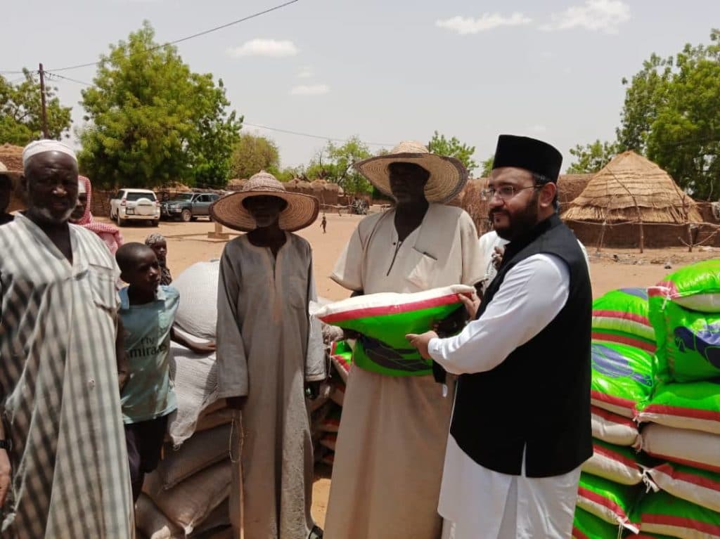 Ahmadis help in Niger, a country in need