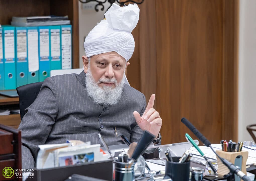 What was the most helpful advice Huzoor (aa) received from his parents?
