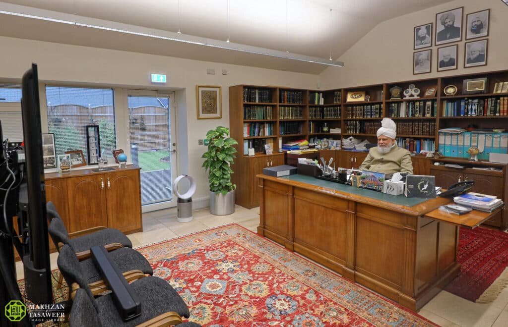 Keep in touch with those suffering from depression due to Covid-19: Huzoor provides direction to Canada amila