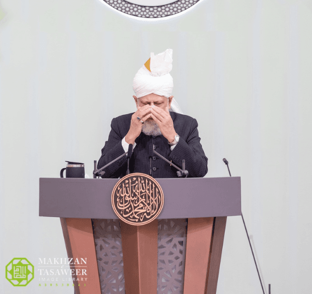 How does Huzoor (aa) overcome difficulties?