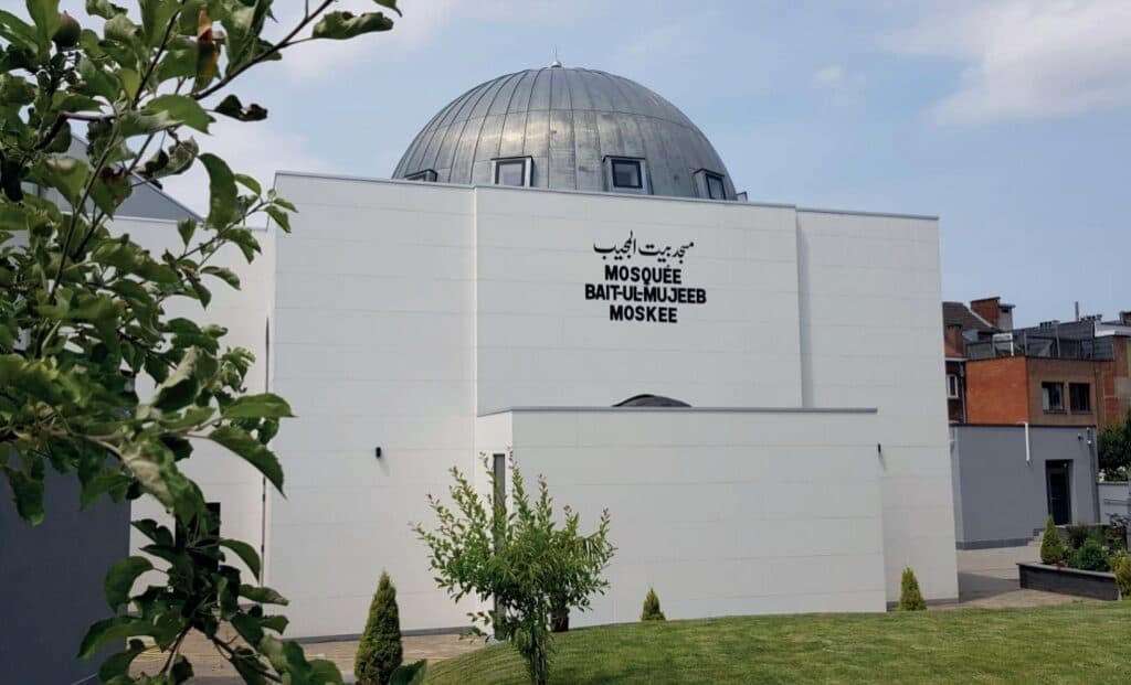 Mayors visit new Baitul Mujeeb mosque in Brussels, Belgium