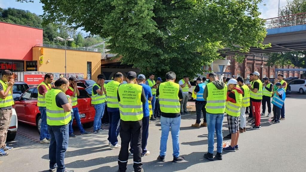 Germany in the catastrophe of a century: Ahmadi youth step forward to help