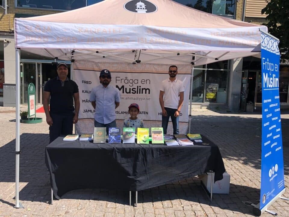 Ahmadis carry out #AskAMuslim campaign on largest island in Sweden