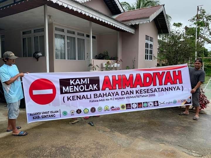 Persecution of Ahmadis in Indonesia: Mosque and buildings desecrated by 100-man mob despite police presence