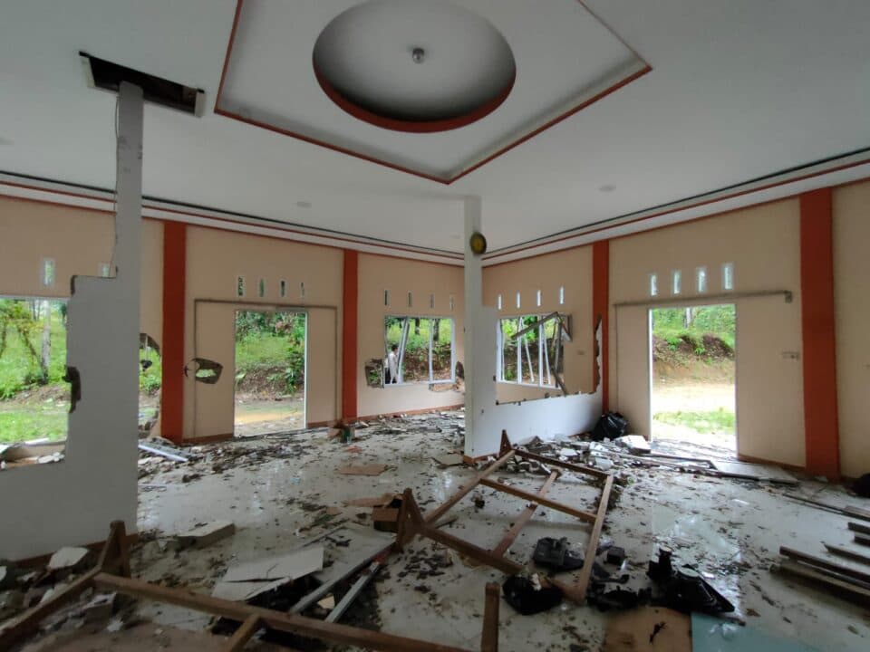 Persecution of Ahmadis in Indonesia: Mosque and buildings desecrated by 100-man mob despite police presence
