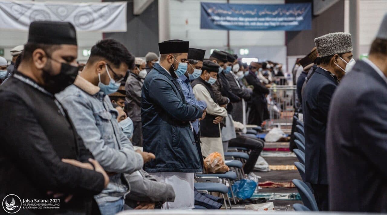 What is the ruling on social distancing during congregational salat?