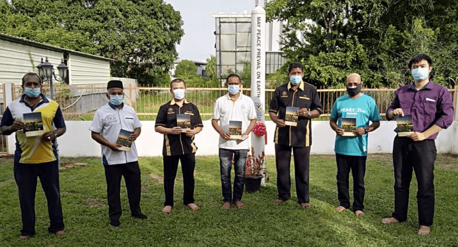 Ahmadis in Penang, Malaysia distribute leaflets about Prophet Muhammad