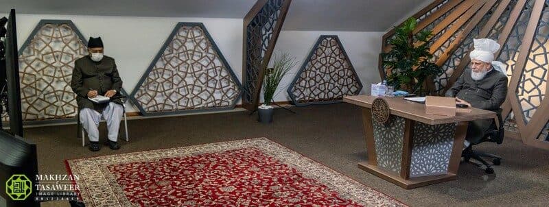 Ahmadi Muslims ought to be dignified and respectful in their speech: Finland waqifeen and waqifaat-e-nau meet Hazrat Khalifatul Masih