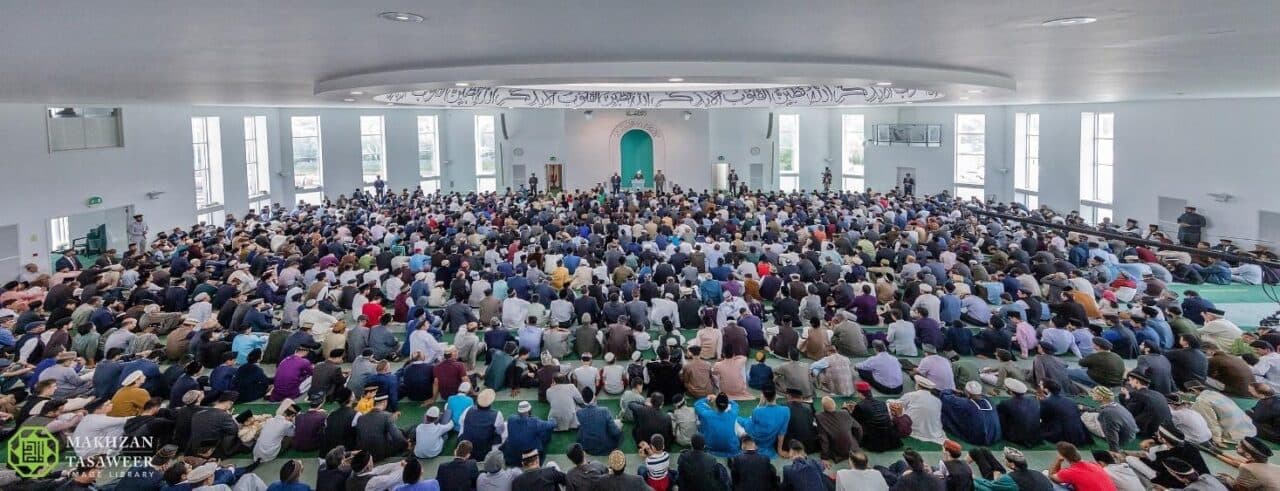 Is it mandatory to listen to the Eid sermon?