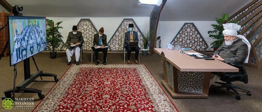 Serve the Jamaat to attain Allah’s nearness and pleasure: National amila and qaideen of MKA Nigeria meet Huzoor