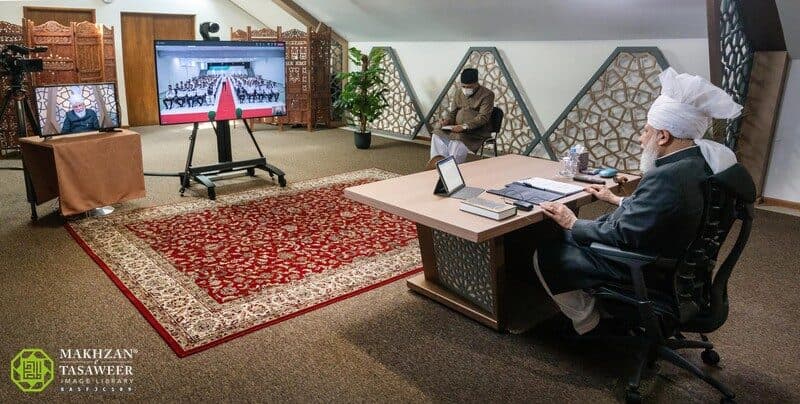 “Every moment and every day that dawns, brings with it the grace of Allah”: Members of Majlis Khuddam-ul-Ahmadiyya Norway meet Hazrat Khalifatul Masih V