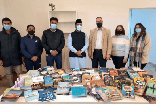 Donation of a portable library and books
