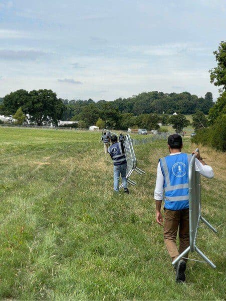 Muslim youth from MKA UK flock to Hadeeqatul Mahdi to volunteer, many staying the night