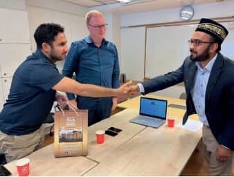 Ahmadi delegation in Sweden meet Ardalan Shekarabi, Minister for Social Security and discuss true Islam 