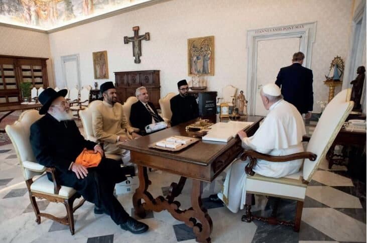 Ahmadi Muslim missionaries meet Pope Francis, who pays homage to Hazrat Mirza Masroor Ahmad