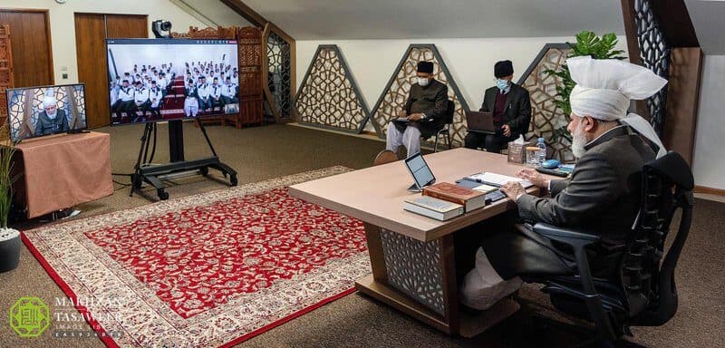 “Beloved Huzoor, how can we attain your love?”: Khuddam and atfal from Italy meet Hazrat Khalifatul Masih V