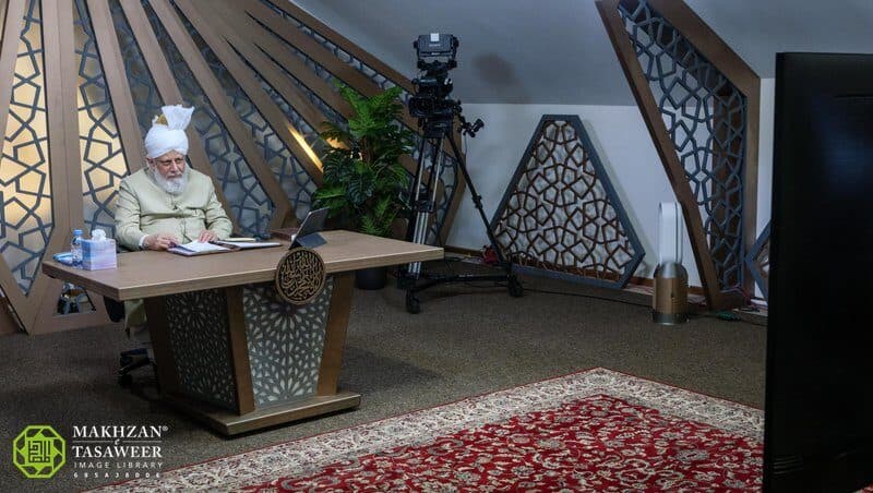 Dedication to faith and personal development – A call to waqifaat-e-nau: Waqifaat-e-Nau from Canada blessed with meeting Huzoor