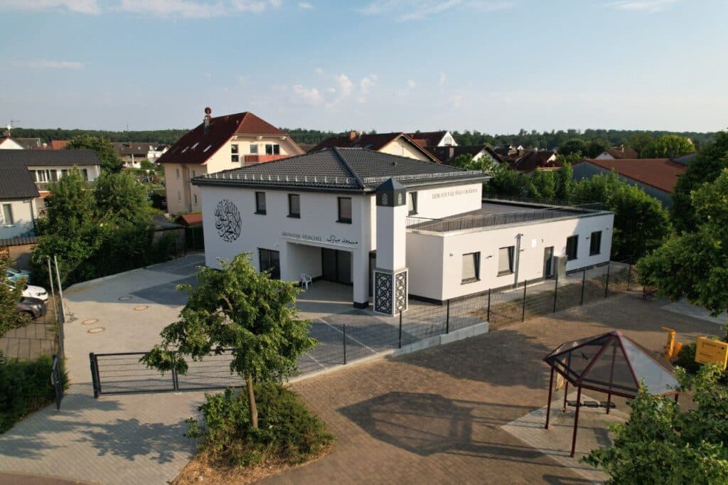 Islam Ahmadiyyat spreads through Germany as Huzoor inaugurates five new mosques