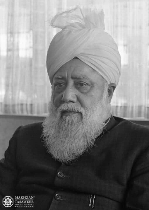 ER Reynolds, Seventh-Day Adventist missionary, meets Hazrat Khalifatul Masih III