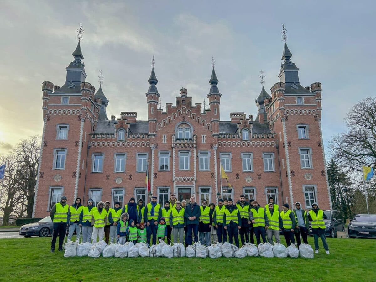 New Year’s national clean-up organised by Belgian Ahmadi youth