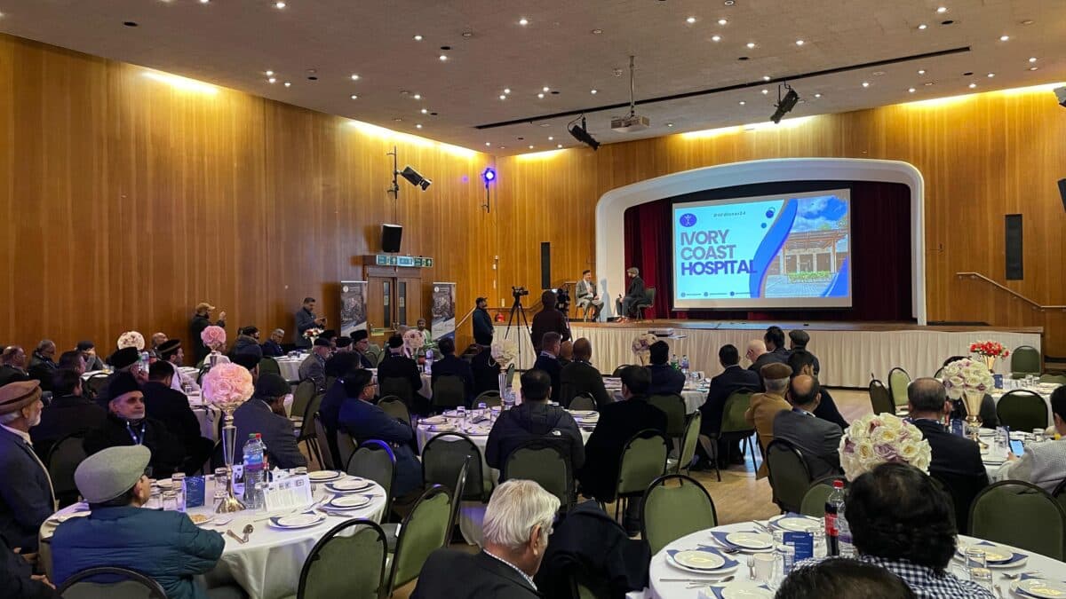 Humanity First UK hosts a charity dinner called “Dine for a difference”