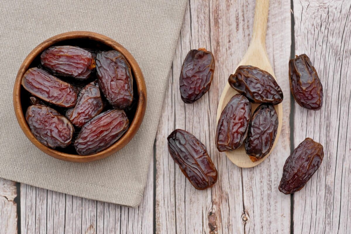 Eating dates before Eid prayer