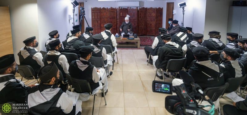 Guidance on balancing work and family: Third group from USA’s Gulf Region blessed with mulaqat