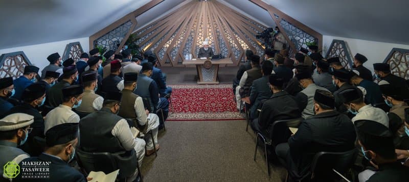 ‘Treat people with love and compassion’: Field missionaries from Germany receive guidance from Huzoor