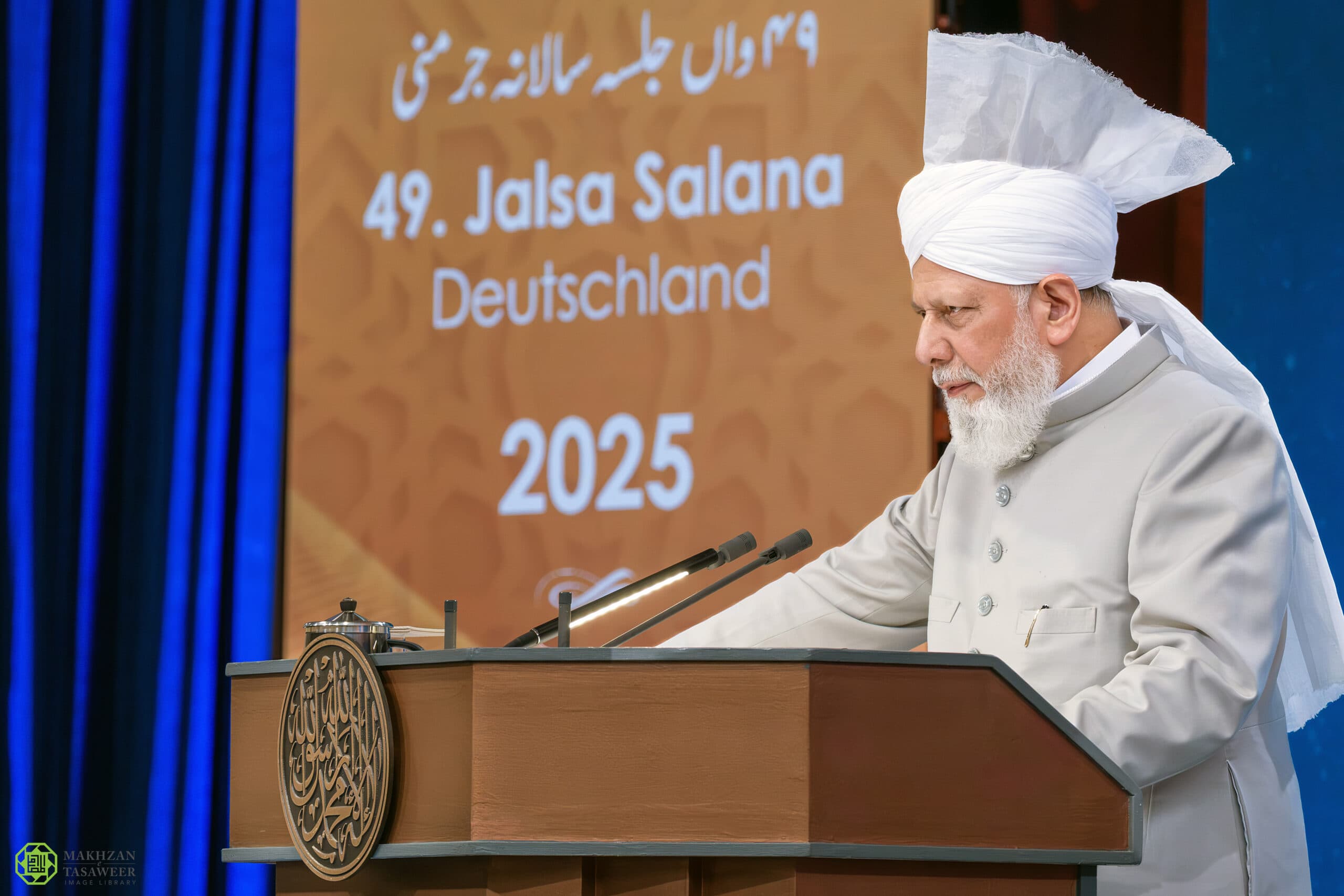 ‘It is your duty to tell the world that the Promised Messiah has already come’: Huzoor addresses the concluding session of Jalsa Salana Germany 2025