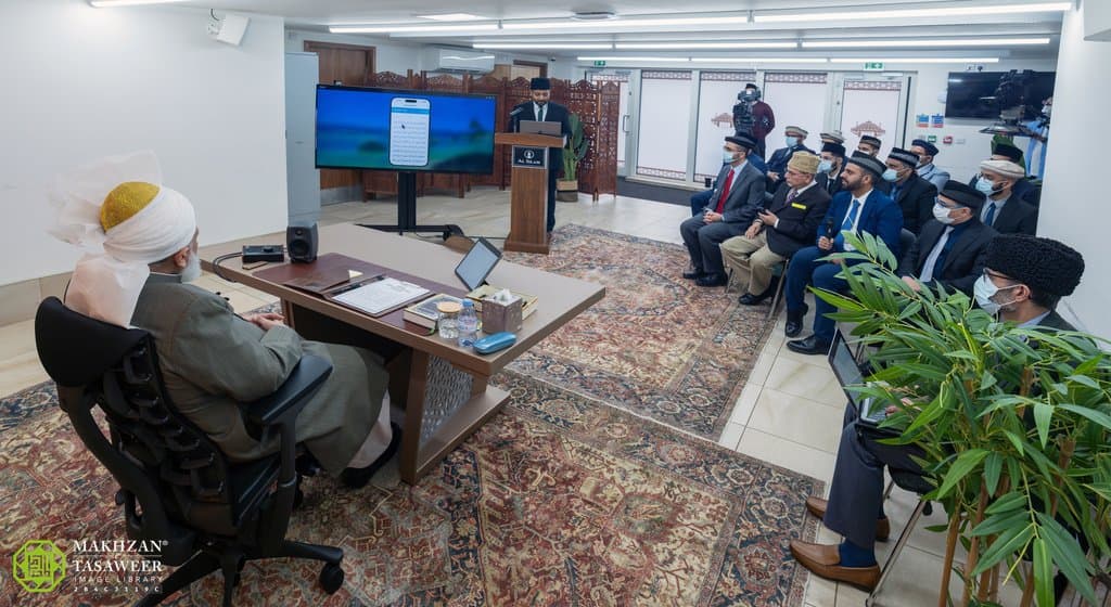 Huzoor launches new ReadHadith mobile application during mulaqat with Alislam.org team