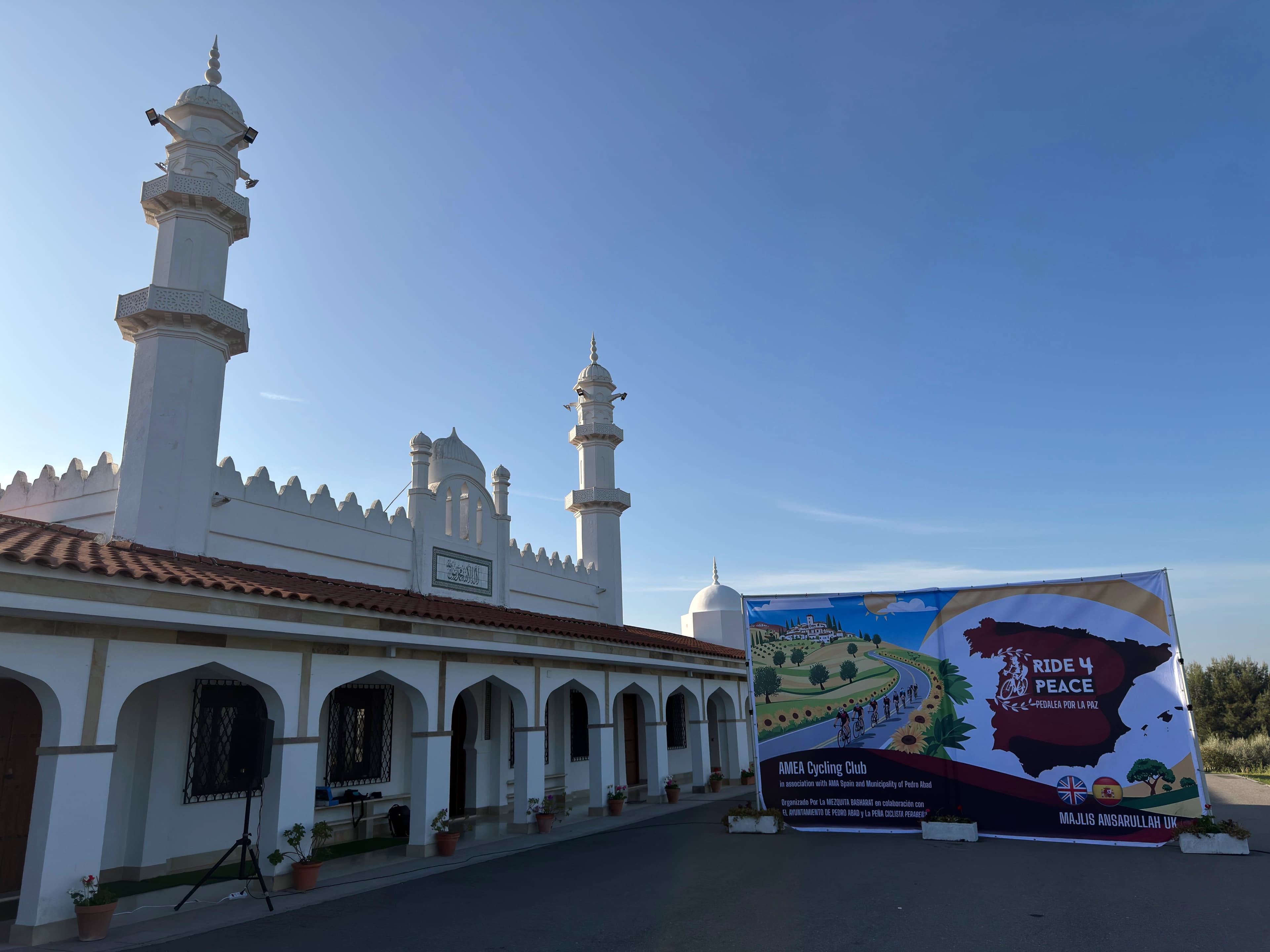 Over 100 cyclists take part in Ride4Peace Spain 2026