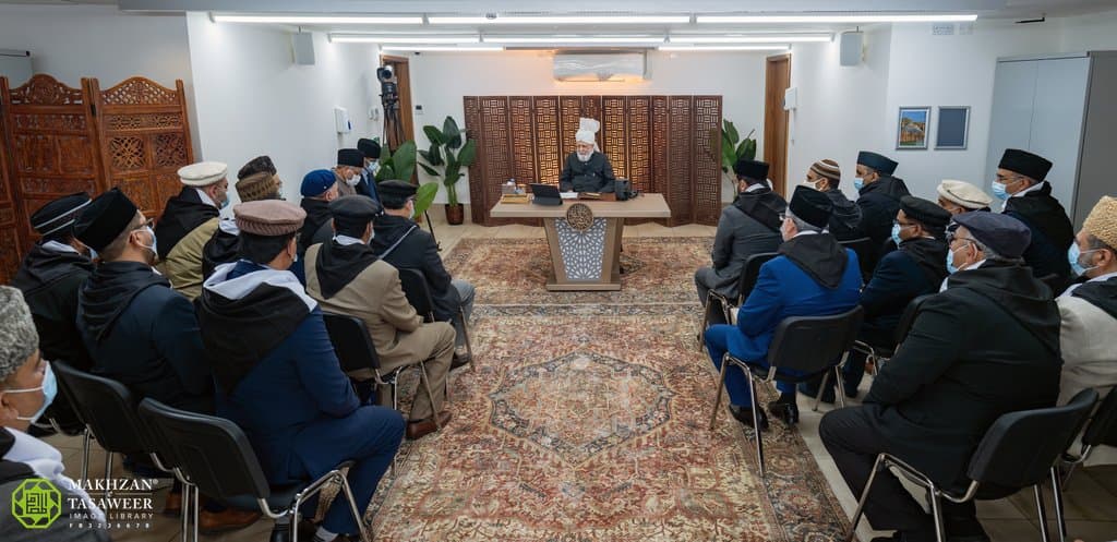 The promised progress of Ahmadiyyat requires patience and steadfastness: Ansar from USA’s Gulf States and Muqami Majlis meet Huzoor