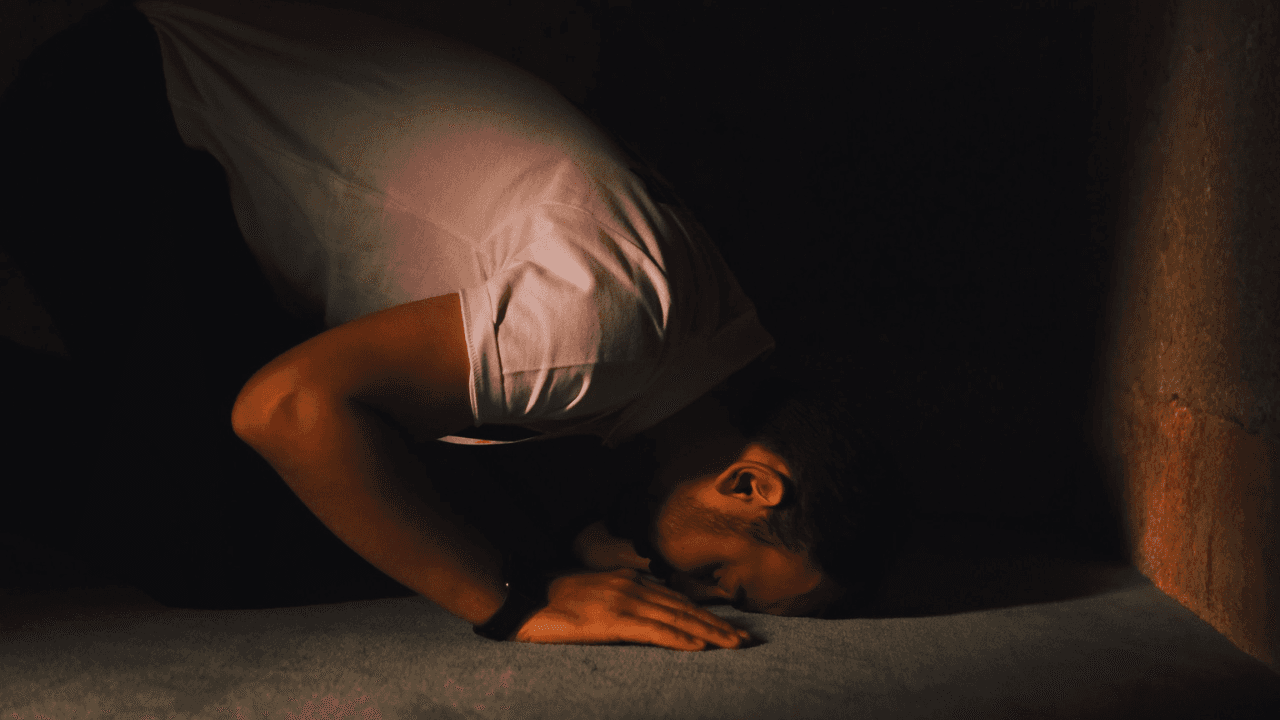 How looking at a singular point at the place of prostration helps increase focus in prayer