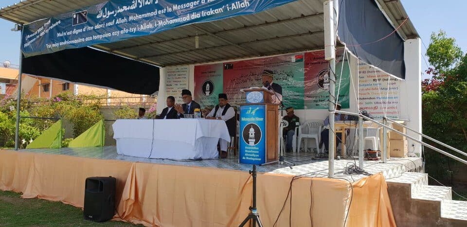 rsz_maulana_mujeeb_missionary_in_chargepct2c_moussa_taujoo_amir_jamaat_and_former_minister_of_interior_of_madagascar_brother_abdool_rahman_addressing_the_gathering.jpg