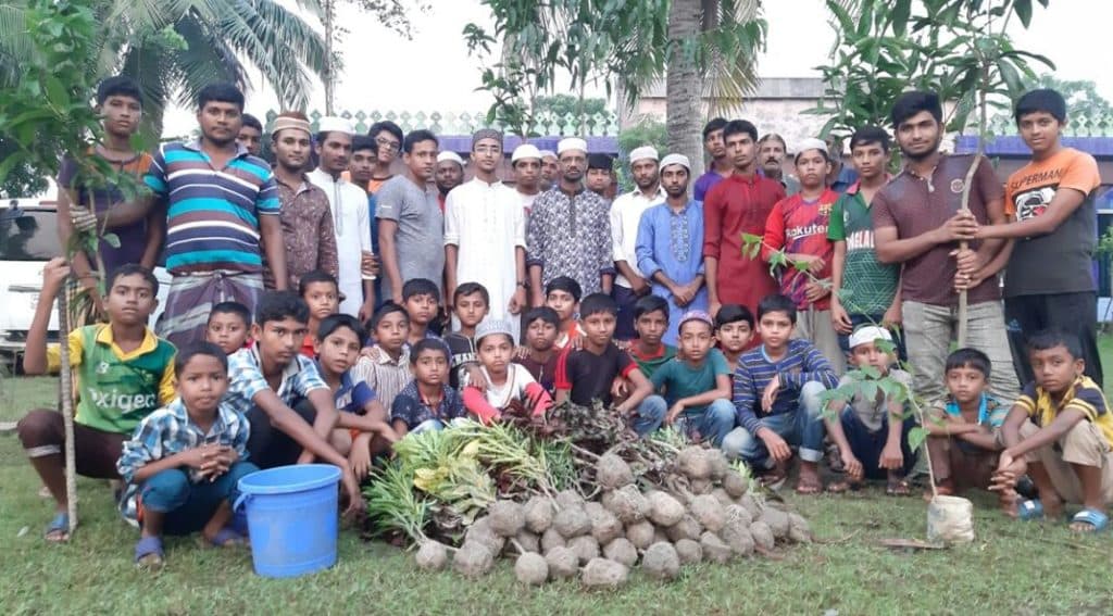 Prayers, cleaning and service: Bangladesh Khuddam celebrate a new year