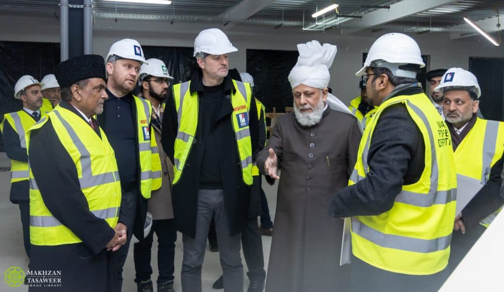 Huzoor inspects progress of new Baitul Futuh complex