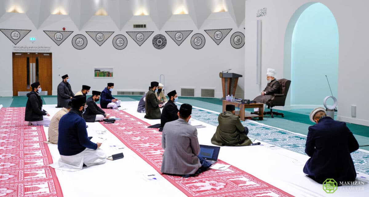 Original Urdu – An enlightening audience: Jamia UK graduates in the blessed company of Huzoor