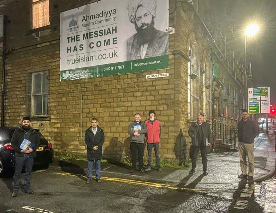 Ahmadis invite local councillors to Baitus Samad Mosque, UK to observe Ramadan practices